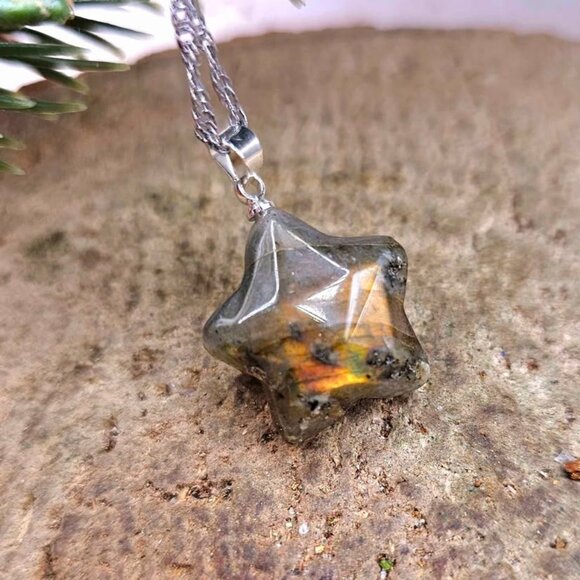Nature Labradorite Flashy Faceted Star Pendant Necklace - Picture 5 of 9
